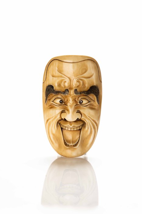 A stunning and finely carved ivory Kyōgen theatre mask of a man with a bizarre expression - Ivoor, Hoorn - Meiji-periode (eind 19e eeuw) - Japan - Meiji-periode (eind 19e eeuw)
