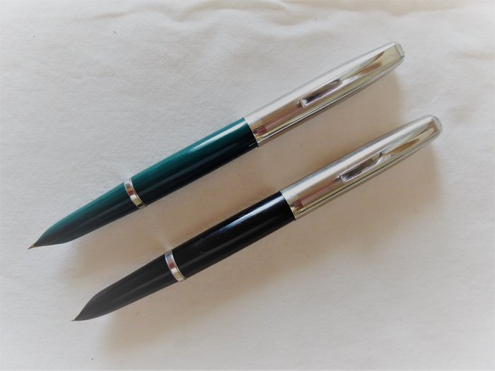 Parker - PARKER 21, due penne stilografiche - PARKER 21, two fountain pens,  one in green resin, the other in black resin, 1960s. - Catawiki