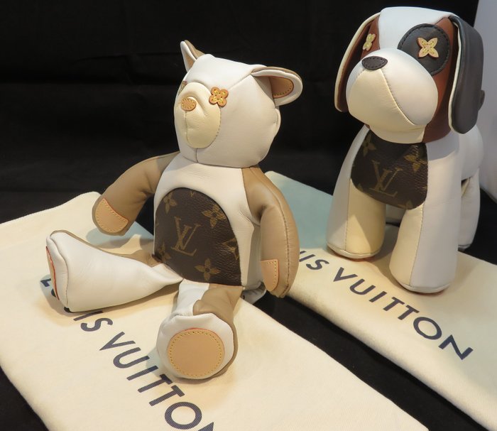 Louis Vuitton - Louis Vuitton Teddy Bear Doudou Louis and Dog Doudou Oscar  Collectable object - Catawiki