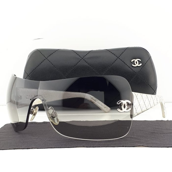 Chanel - Shield Black & Silver Tone Leather Coated Temples with Chanel Logos - Occhiali da sole