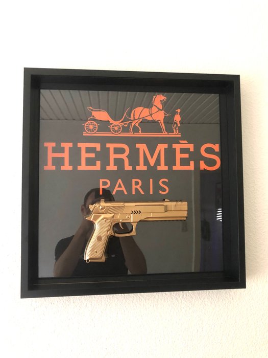 Rob VanMore - Shiny Golden war on Hermes Paris
