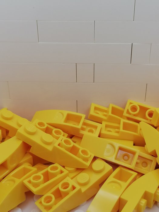 Lego - LEGO 30 NEW Yellow Slope, Curved 4 x 1 Inverted