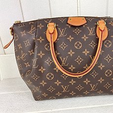 Sold at Auction: Louis Vuitton, LOUIS VUITTON PARIS MADE IN CHINA FOR LV  W/STRAP