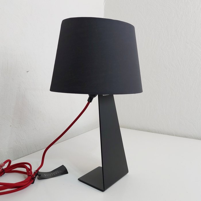 Seed Design - Seed Design - Table lamp - Pruni - Black & Red - Steel