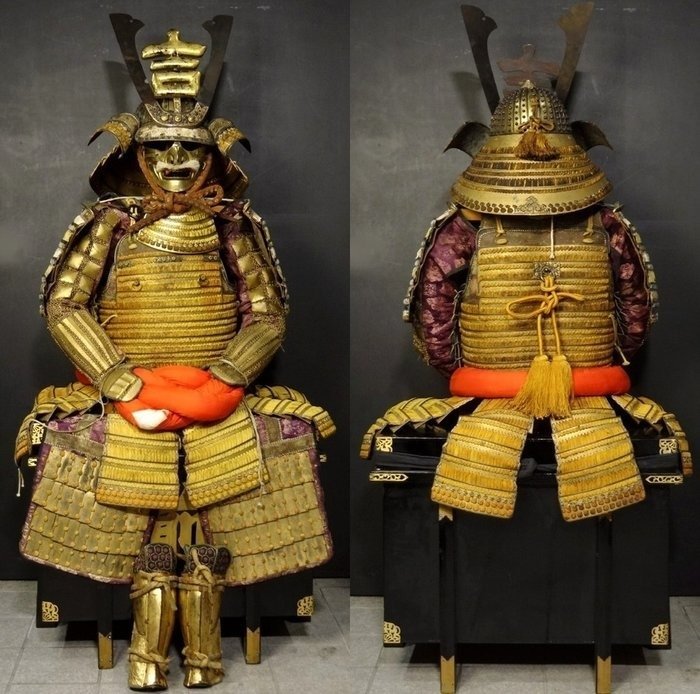 Antiikki- ja mestariesineet Kultaväriset samurai Kabuto "Omodaka" Yoroi, Hideyoshi's 三十二間筋霰兜 Gold - Valurauta, silkki - Japani - Meiji period (1868-1912)