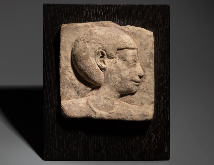 Forntida Egypten Stengodslera Skulptörens modellrelief av Khereduankh (Imhoteps mor). Ptolemaisk period, 332 - 30 f.Kr. 6,9 cm H.
