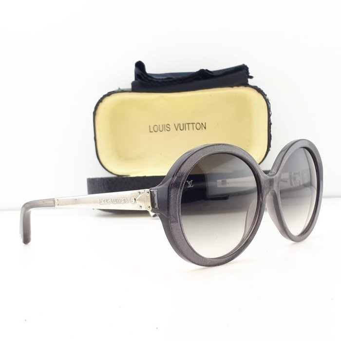 Louis Vuitton LV Monogram Pearl Cat Eye Sunglasses Black Acetate & Metal. Size E