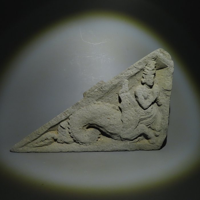 Γανδάρα Σχιστόλιθος Ανάγλυφο με θαλάσσιο κένταυρο. 1ος - 3ος αιώνας μ.Χ. 37 cm L.