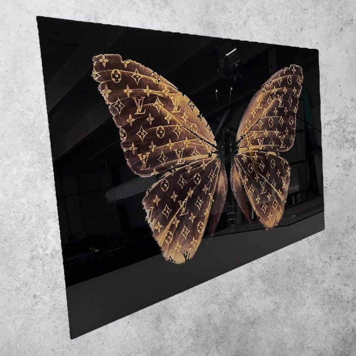 AmsterdamArts - Light brown Louis Vuitton diamond butterfly - Catawiki