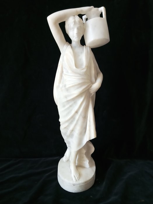 Sculpture, Donna neoclassica con anfora - 43 cm - Albâtre