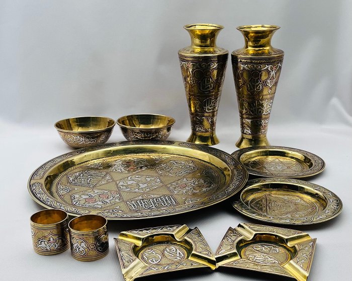 Conjunto Revival Mameluco - Incrustação de prata e cobre sobre latão -  Síria - Circa 1900 - Catawiki