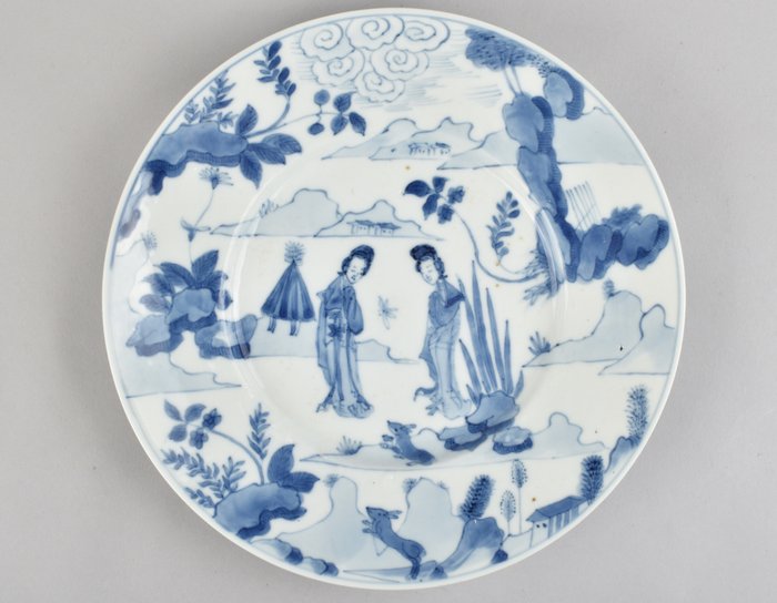 EIN CHINESISCHES BLAU-WEIßES GERICHT, DEKORIERT MIT CHINESISCHEN DAMEN UND EINEM KANINCHEN - Porzellan - China - Kangxi (1662-1722)
