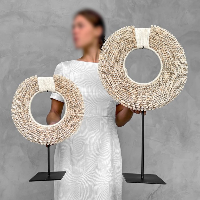 Paar XL wit gekleurde Tolai kettingen met op maat gemaakte standaards – Talloze Nassa Shells geweven op natuurlijke vezels