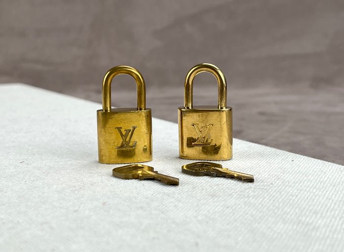 Sold at Auction: Louis Vuitton, Authentic Louis Vuitton LV Logos Padlock Key  10 Sets