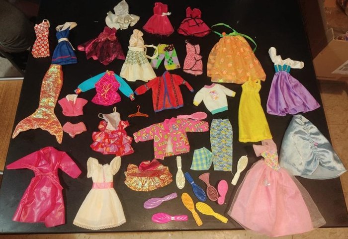 Barbie - 28 original Barbie clothes and 10 Barbie accessories - 1980-1989 -  Catawiki