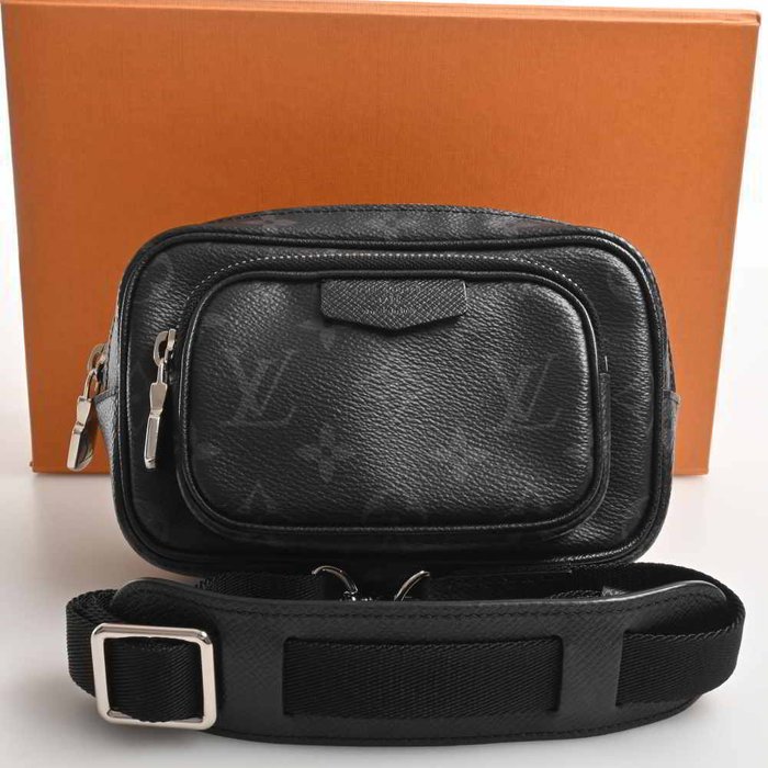 Louis Vuitton - Outdoor Pochette - Crossbody bag - Catawiki