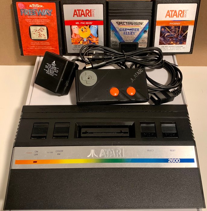 Atari - 2600 Jr. Including 1 joystick & 4 games (Ms. Pac-Man, Phoenix,  Gangster Alley & Freeway) - Catawiki