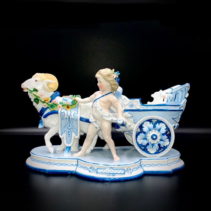 KPM Krister, Germany - Historismus - Estatuilla de querubín, carnero y carro (28 cm) - ca 1900 - Porcelana pintada a mano.