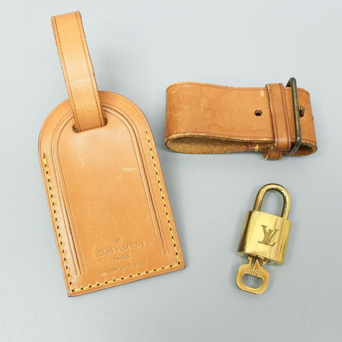 Louis Vuitton - Lock & Key & Name Luggage Tag & Poignet - - Catawiki