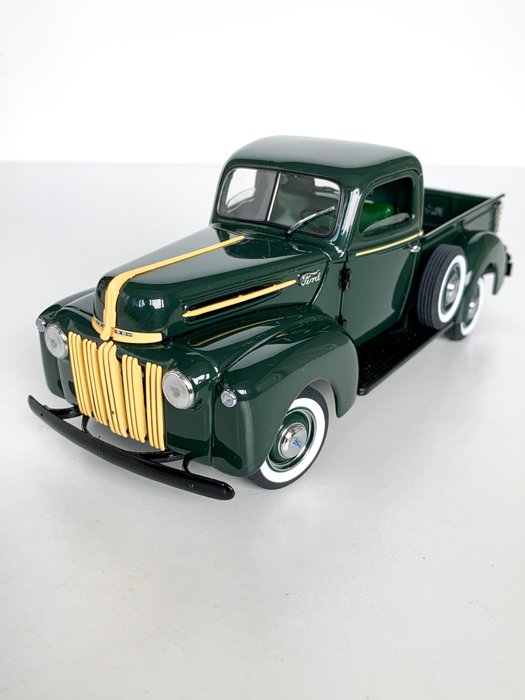 Danbury Mint 1:24 - 1 - Coche a escala - 1942 Ford V8 Pickup Truck -  Catawiki