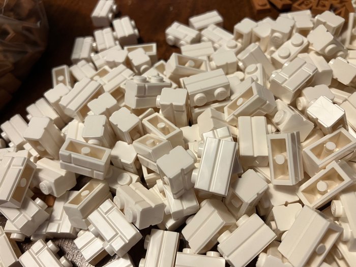 Lego - 150 Brick, Modified 1 x 2 with Masonry Profile, kleur wit.