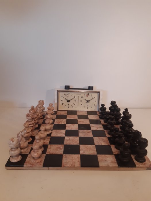 Jogo de xadrez vintage em mármore com relógio de xadrez - Catawiki