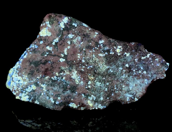 Un pezzo grande e luminoso di scheelite e powellite. Fluorescente - 10.5×6×3.5 cm - 249 g - (1)