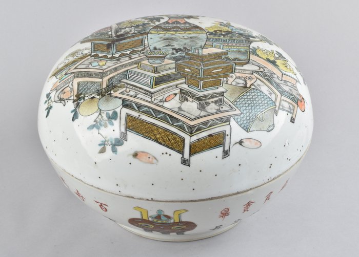 EINE CHINESISCHE QIANJIANG CAI-DECKELBOX - Porzellan - China - Qing Dynastie (1644-1911)