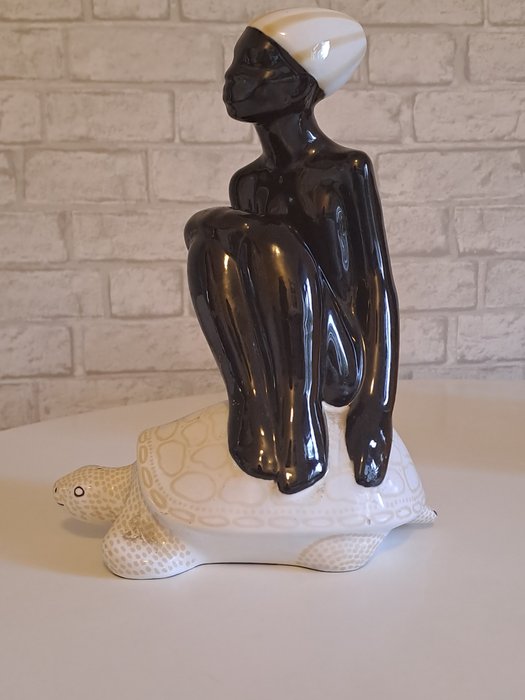 Mari Simmulson - Uppsala Ekeby - Figurita, "Niño sobre tortuga" - Cerámica