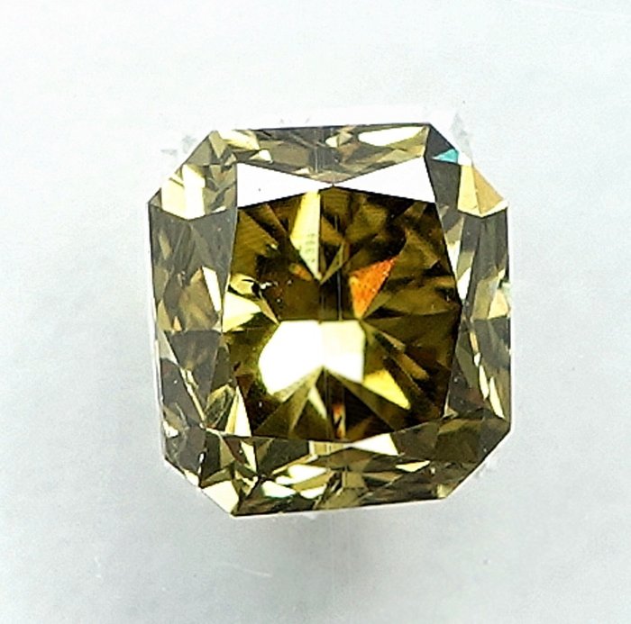 Ingen reservasjonspris - 1 pcs Diamant  (Naturfarget)  - 0.56 ct - Radiant - Fancy Grønnaktig Gul - SI2 - Det internasjonale gemologiske institutt (IGI)