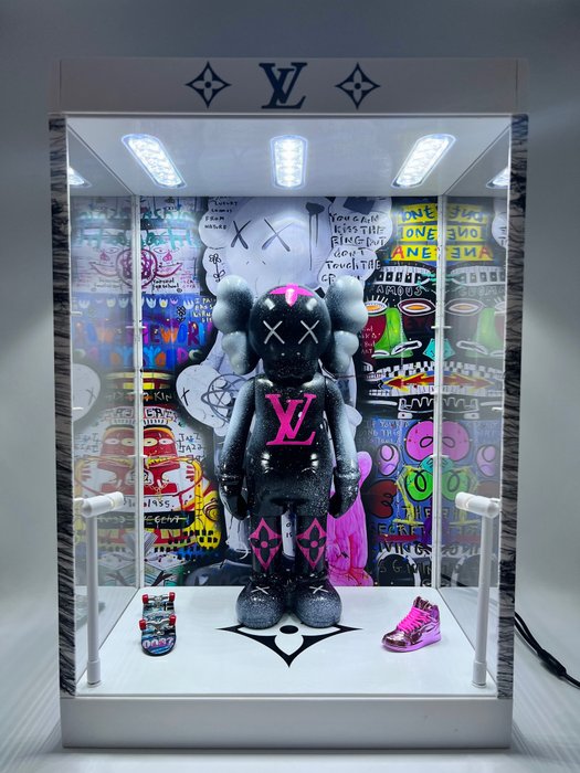 ORIMA Pop Art - KAWS Street Art Tag led Showcase vs « LV » - Catawiki