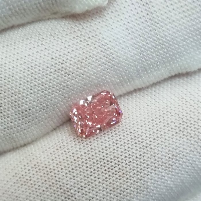 1 pcs Diamante - 1.37 ct - Radiante - Colore trattato - rosa vivace fantasia - VS1