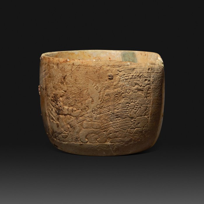 玛雅人 雪花石膏 带有人物浮雕的圆柱形容器。公元 600 - 900 年。直径 12 厘米。拥有西班牙进口许可证。