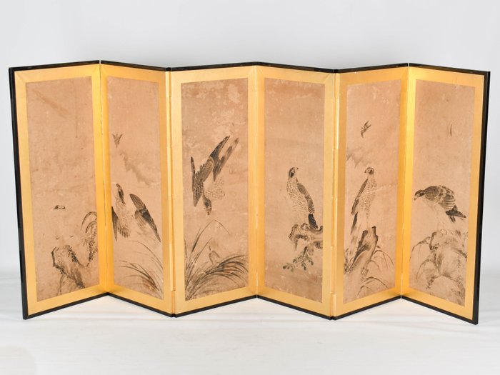Byōbu 屏風 (foldeskærm) - Papir, Træ - Signed 'Kano Hōkkyō Toshinobu' 狩野法橋俊信 - Taka 鷹 (hawks) - Japan - 18./19. århundrede (Edo-perioden)