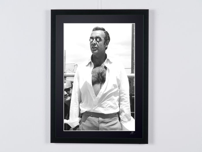 Sean Connery as James Bond 007 - On Set of Diamonds Are Forever’, 1971 - Fine Art Photography - Luxury Wooden Framed 70X50 cm - Limited Edition Nr 01 of 30 - Serial ID - Original Certificate (COA), Hologram Logo Editor and QR Code
