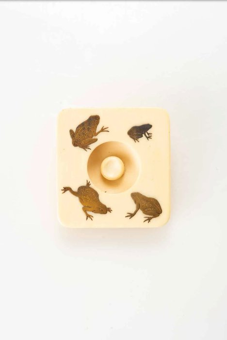 Avorio, Lacca - A square shaped manju ivory netsuke depicting four lacquered frogs - Meiji Period (late 19th century)