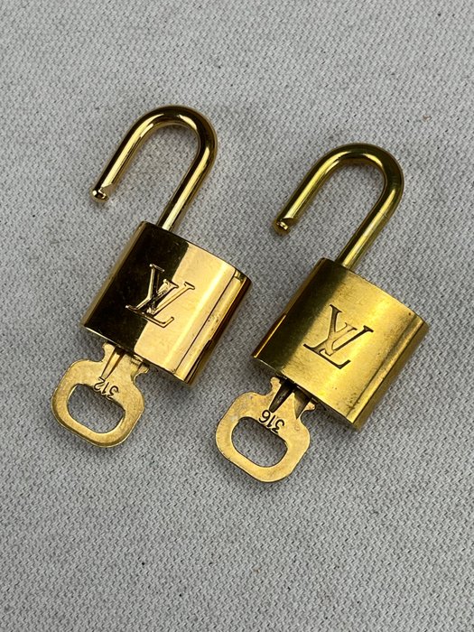 Sold at Auction: Louis Vuitton, Authentic Louis Vuitton LV Logos Padlock  Key 10 Sets