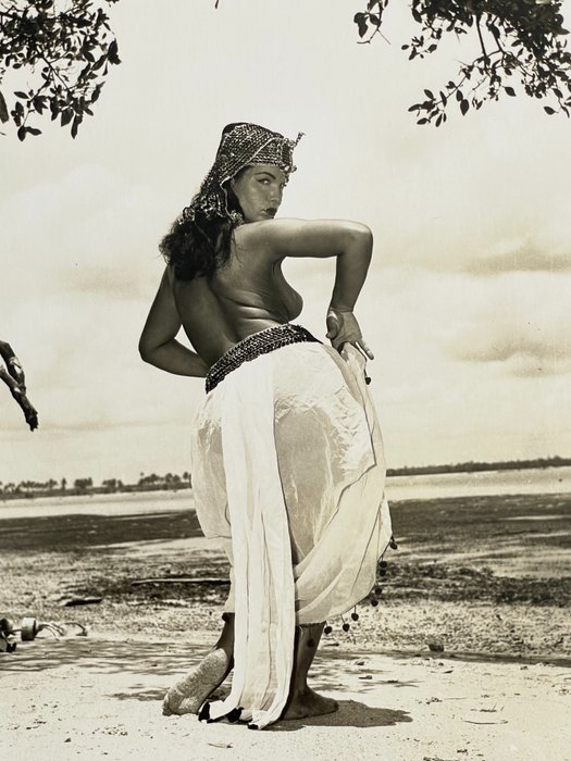 Bunny Yeager (1929-2014) - Pin-Up Bettie Page in Key Biscayne, Florida,  1954. - Catawiki