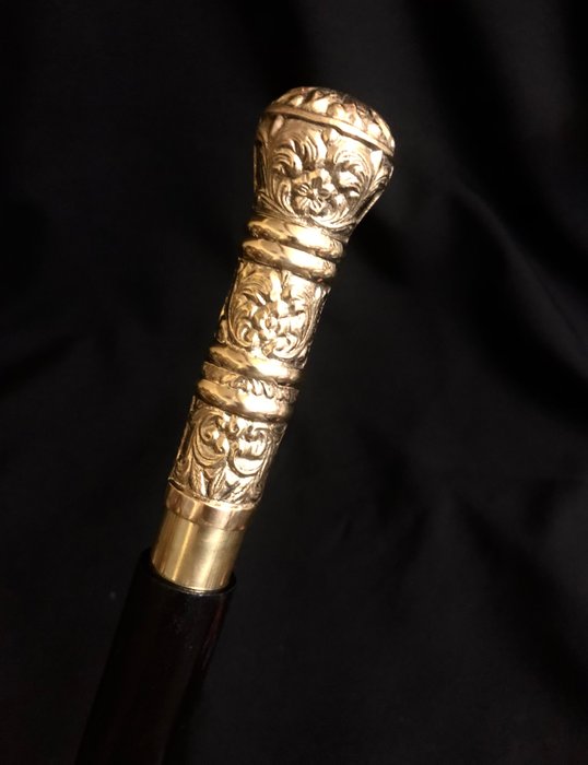 Cane - A, stunning, viscount , aristocratic, walking stick Handle designed  in gilt brass with relief - gilt brass and black wood - Catawiki