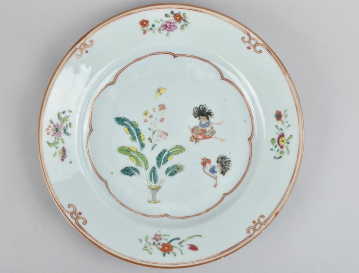 EN KINESISK FAMILLE ROSETALLERKE PYNT MED TO COCKERELS - Porselen - Kina - Qianlong (1736 –1795)