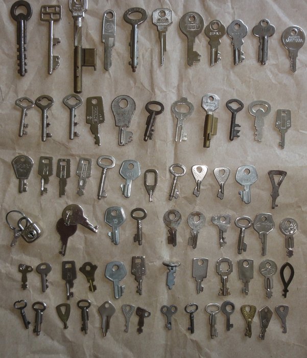 71 old keys Clé Key furniture keys mini keys flat keys for locks toys -  1950-1959 - Frankreich Belgien Deutschland - Catawiki