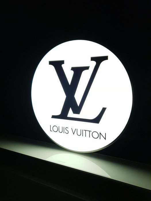Louis Vuitton - illuminated Advertising Sign # Fashion Week - Catawiki