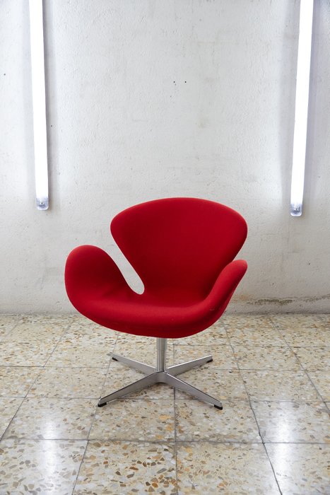 Fritz Hansen - Arne Jacobsen - Silla lounge (1) - Swan Chair - Lot 2 of 2 - Aluminio, Lana