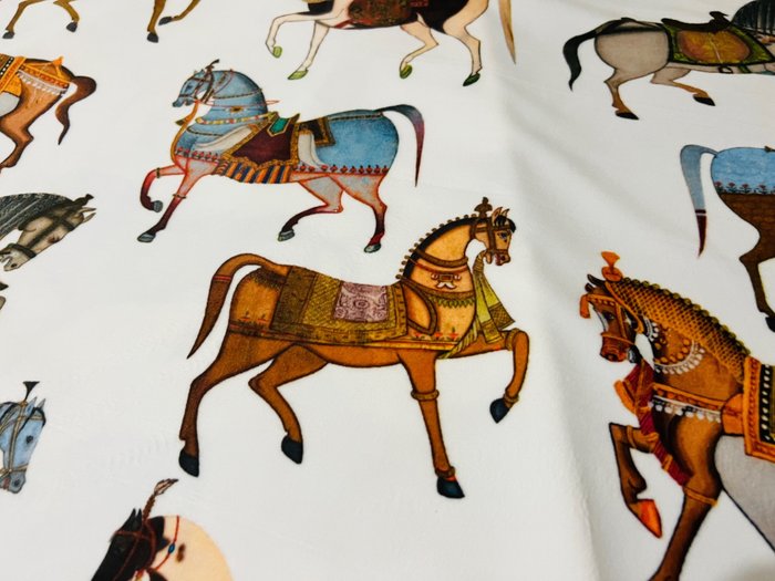 Digitaldruck-Samtstoff mit laufenden arabischen Pferden, – 5,00 x 1,40 METER - Polsterstoff