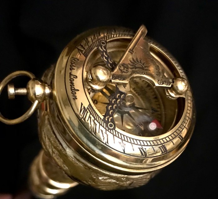Spazierstock - Ein erstaunlicher Kompass-Spazierstock. Griff als großer Knauf aus vergoldeter Bronze mit schwarzer - vergoldetes Messing