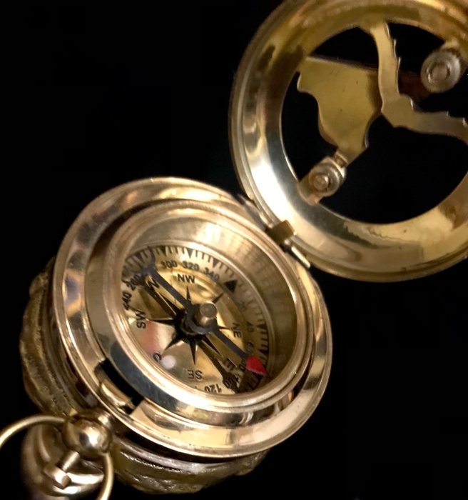 手杖 - 一个神奇的指南针、手杖。手柄设计为镀金青铜大旋钮，带有黑色 - 镀金黄铜