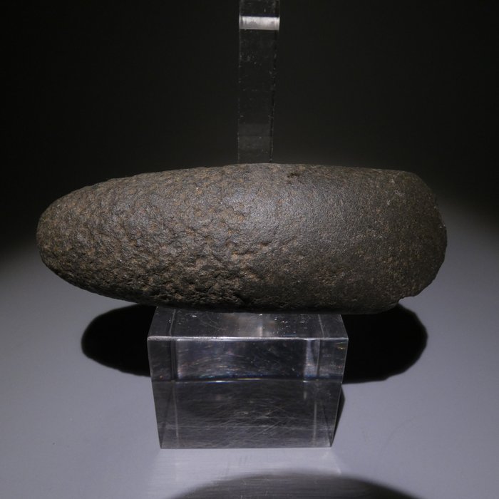 skandináv neolitikum Kő, NINCS TARTALÉK Hatalmas hegyes fejszefej. 11 cm L. Kr.e. 4500-4000 Hand axe