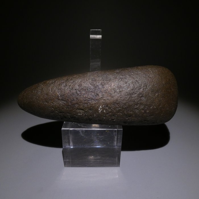 斯堪的纳维亚新石器时代 石头, 巨大尖头斧头。长 13.5 厘米。公元前 4500-4000 年 Hand axe
