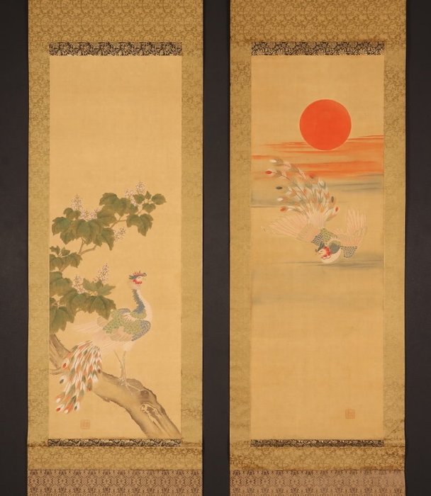 Dipinto, Pergamena da appendere. (2) - Seta, Estremità del rullo in osso e scatola di legno - With seal 'Shuei' 周盈 - Lifelike phoenix - Giappone - Periodo Meiji (1868-1912)