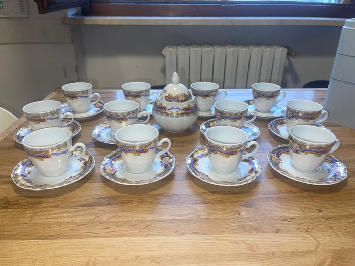 Limoges - cups and saucers for 12 and a sugar box - Porcellana